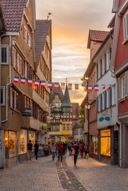 Tubingen, Almanya, 19 Eylül 2020: Eski Tubingen, Almanya 'da renkli bir cadde