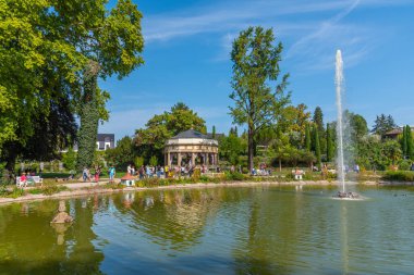 Ludwigsburg, Almanya, 20 Eylül 2020: Ludwigsburg Sarayı parkındaki göl, Almanya