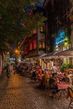 Strasbourg, Fransa, 20 Eylül 2020: Fransa 'nın Strazburg kentindeki bir caddedeki restoranların gece manzarası