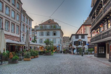 Strasbourg, Fransa, 21 Eylül 2020: Fransa 'nın Strasbourg kentindeki dar bir caddenin gün doğumu manzarası