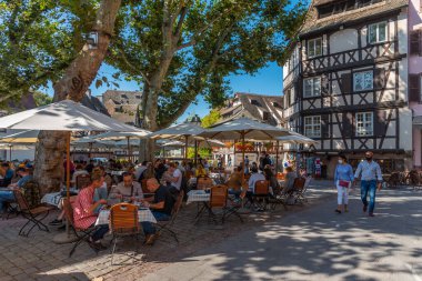 Strasbourg, Fransa, 21 Eylül 2020: İnsanlar Almanya 'nın Strazburg kentindeki Petite France bölgesinde geziniyor