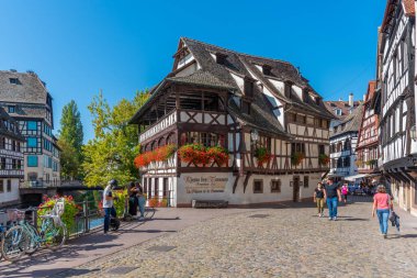 Strasbourg, Fransa, 21 Eylül 2020: İnsanlar Almanya 'nın Strazburg kentindeki Petite France bölgesinde geziniyor