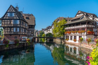 Strasbourg, Fransa, 21 Eylül 2020: Almanya 'nın Strazburg kentindeki Petite France ilçesinde renkli evler