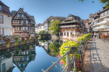 Strasbourg, Fransa, 21 Eylül 2020: Almanya 'nın Strazburg kentindeki Petite France ilçesinde renkli evler