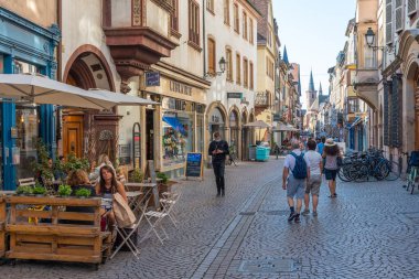 Strasbourg, Fransa, 21 Eylül 2020: Fransa 'nın Strazburg kentindeki dar bir sokakta insanlar geziniyor