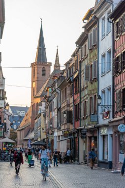 Strasbourg, Fransa, 21 Eylül 2020: Fransa 'nın Strazburg kentindeki dar bir sokakta insanlar geziniyor