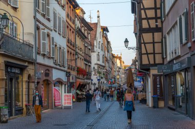 Strasbourg, Fransa, 21 Eylül 2020: Fransa 'nın Strazburg kentindeki dar bir sokakta insanlar geziniyor