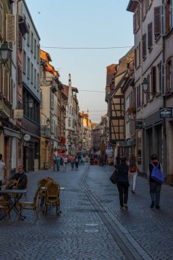 Strasbourg, Fransa, 21 Eylül 2020: Fransa 'nın Strazburg kentindeki dar bir sokakta insanlar geziniyor