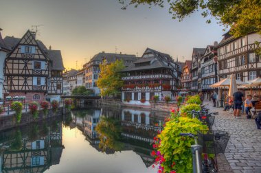 Strasbourg, Fransa, 21 Eylül 2020: Almanya 'nın Strazburg kentindeki Petite France ilçesinde renkli evlerin gün batımı manzarası