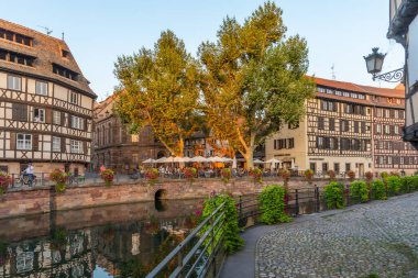 Strasbourg, Fransa, 21 Eylül 2020: Almanya 'nın Strazburg kentindeki Petite France ilçesinde renkli evlerin gün batımı manzarası