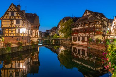 Strasbourg, Fransa, 21 Eylül 2020: Almanya 'nın Strazburg kentindeki Petite France ilçesinde renkli evlerin gün batımı manzarası