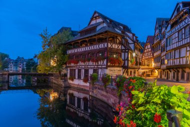 Strasbourg, Fransa, 22 Eylül 2020: Almanya 'nın Strazburg kentindeki Petite France ilçesinde renkli evlerin gündoğumu