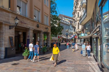 Baden Baden, 22 Eylül 2020: Almanya 'nın Baden Baden kasabasında insanlar geziniyor