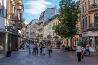 Baden Baden, 22 Eylül 2020: Almanya 'nın Baden Baden kasabasında insanlar geziniyor