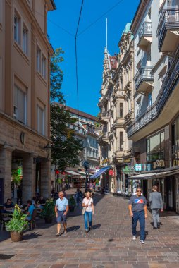 Baden Baden, 22 Eylül 2020: Almanya 'nın Baden Baden kasabasında insanlar geziniyor