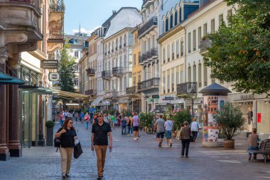 Baden Baden, 22 Eylül 2020: Almanya 'nın Baden Baden kasabasında insanlar geziniyor