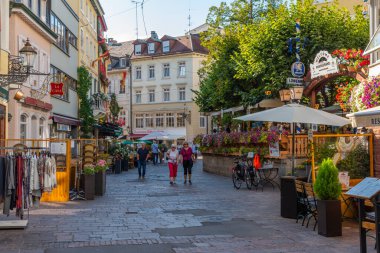 Baden Baden, 22 Eylül 2020: Almanya 'nın Baden Baden kasabasında insanlar geziniyor