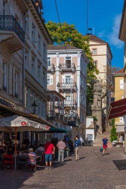 Baden Baden, 22 Eylül 2020: Almanya 'nın Baden Baden kasabasında insanlar geziniyor