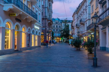 Baden Baden, 22 Eylül 2020: Almanya 'nın Baden Baden kentindeki bir sokağın gün batımı manzarası