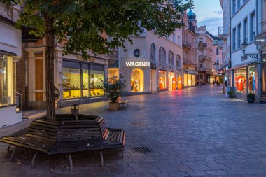 Baden Baden, 22 Eylül 2020: Almanya 'nın Baden Baden kentindeki bir sokağın gün batımı manzarası