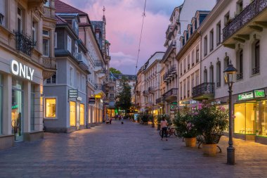 Baden Baden, 22 Eylül 2020: Almanya 'nın Baden Baden kentindeki bir sokağın gün batımı manzarası