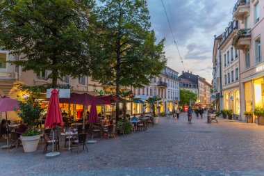 Baden Baden, 22 Eylül 2020: Almanya 'nın Baden Baden kentindeki bir sokağın gün batımı manzarası