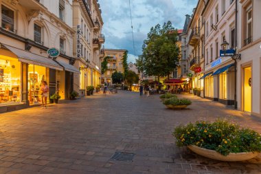 Baden Baden, 22 Eylül 2020: Almanya 'nın Baden Baden kentindeki bir sokağın gün batımı manzarası