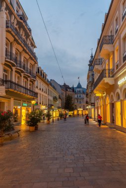 Baden Baden, 22 Eylül 2020: Almanya 'nın Baden Baden kentindeki bir sokağın gün batımı manzarası