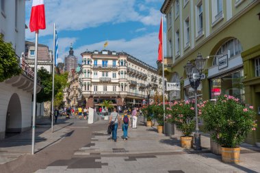 Baden Baden, 23 Eylül 2020: Almanya 'nın Baden Baden kasabasında insanlar geziniyor