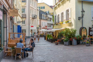 Baden Baden, 23 Eylül 2020: Almanya 'nın Baden Baden kasabasında insanlar geziniyor