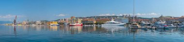 Rijeka, Hırvatistan, 30 Temmuz 2020: Hırvatistan 'ın Rijeka limanının manzarası