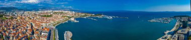 Split, Hırvatistan, 23 Temmuz 2020: Jadrolinija feribotları Split, Croati limanında demirliyor