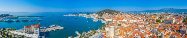 Split, Hırvatistan, 23 Temmuz 2020: Jadrolinija feribotları Split, Croati limanında demirliyor