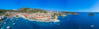 Hvar, Hırvatistan, 29 Temmuz 2020: Hırvat kenti Hva 'nın hava manzarası