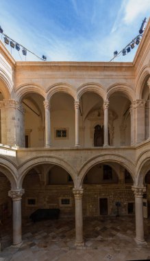 Dubrovnik, Hırvatistan, 26 Temmuz 2020: Dubrovnik, Croati 'deki Rektör Sarayı' nın iç avlusu