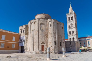 Zadar, Hırvatistan, 19 Temmuz 2020: Hırvatistan 'ın Zadar kentindeki Saint Donatus Kilisesi ve Saint Anastasia Katedrali manzarası