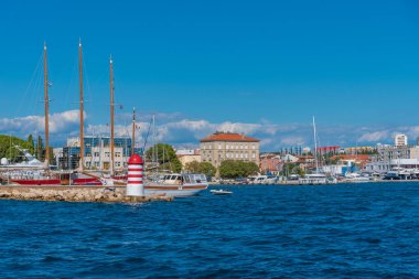 Zadar, Hırvatistan, 19 Temmuz 2020: Hırvatistan 'ın Zadar kentindeki yat limanında liman