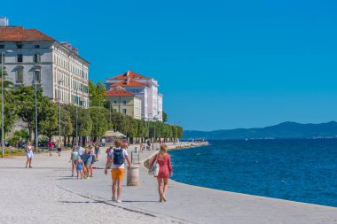 Zadar, Hırvatistan, 19 Temmuz 2020: Hırvat Zadar kentinin tarihi kesimindeki Riva gezinti alanında insanlar geziniyor