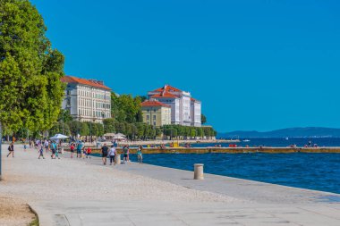 Zadar, Hırvatistan, 19 Temmuz 2020: Hırvat Zadar kentinin tarihi kesimindeki Riva gezinti alanında insanlar geziniyor