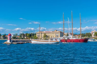 Zadar, Hırvatistan, 19 Temmuz 2020: Hırvatistan 'ın Zadar kentindeki yat limanında liman