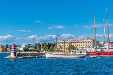Zadar, Hırvatistan, 19 Temmuz 2020: Hırvatistan 'ın Zadar kentindeki yat limanında liman