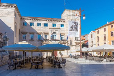 Zadar, Hırvatistan, 19 Temmuz 2020: Hırvatistan 'ın Zadar kentindeki Narodni trg meydanının manzarası