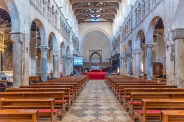 Zadar, Hırvatistan, 19 Temmuz 2020: Hırvatistan 'ın Zadar kentindeki Saint Marija kilisesinin içi