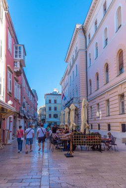 Zadar, Hırvatistan, 19 Temmuz 2020: Hırvatistan 'ın eski Zadar kentinde bir yaya caddesi manzarası