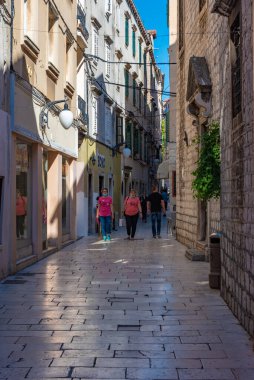Sibenik, Hırvatistan, 21 Temmuz 2020: Hırvatistan 'ın eski Sibenik kentinde bir yaya caddesinin manzarası