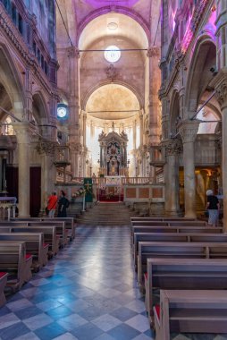 Sibenik, Hırvatistan, 21 Temmuz 2020: Hırvatistan 'ın Sibenik kentindeki Aziz James katedralinin içi