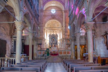 Sibenik, Hırvatistan, 21 Temmuz 2020: Hırvatistan 'ın Sibenik kentindeki Aziz James katedralinin içi