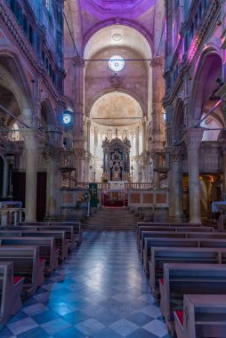 Sibenik, Hırvatistan, 21 Temmuz 2020: Hırvatistan 'ın Sibenik kentindeki Aziz James katedralinin içi