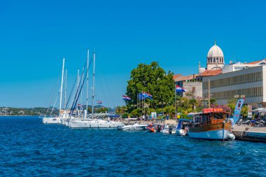 Sibenik, Hırvatistan, 21 Temmuz 2020: Saint James Katedrali, Saint Michael Kalesi ve Hırvatistan 'ın Sibenik limanı