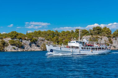 Sibenik, Hırvatistan, 21 Temmuz 2020: Sibenik 'i Adriyatik denizi ve Hırvatistan' ı birbirine bağlayan Sveti Ante kanalı üzerinden seyahat eden Jadrolinija feribotu